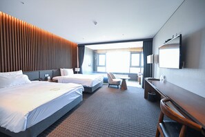 1 dormitorio, caja fuerte, escritorio y cortinas opacas