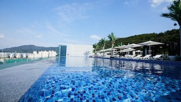 Hồ bơi ngoài trời, mở cửa từ 15:00 đến 21:00, lều (phụ phí)