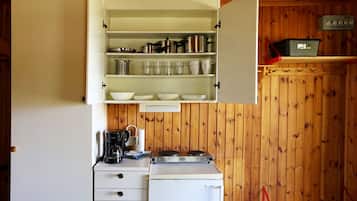 Cabin (6 Beds) | Private kitchenette | Fridge, microwave, stovetop, coffee/tea maker