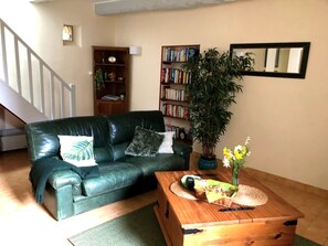 Téléviseur, lecteur de DVD, table de baby-foot, table de ping-pong