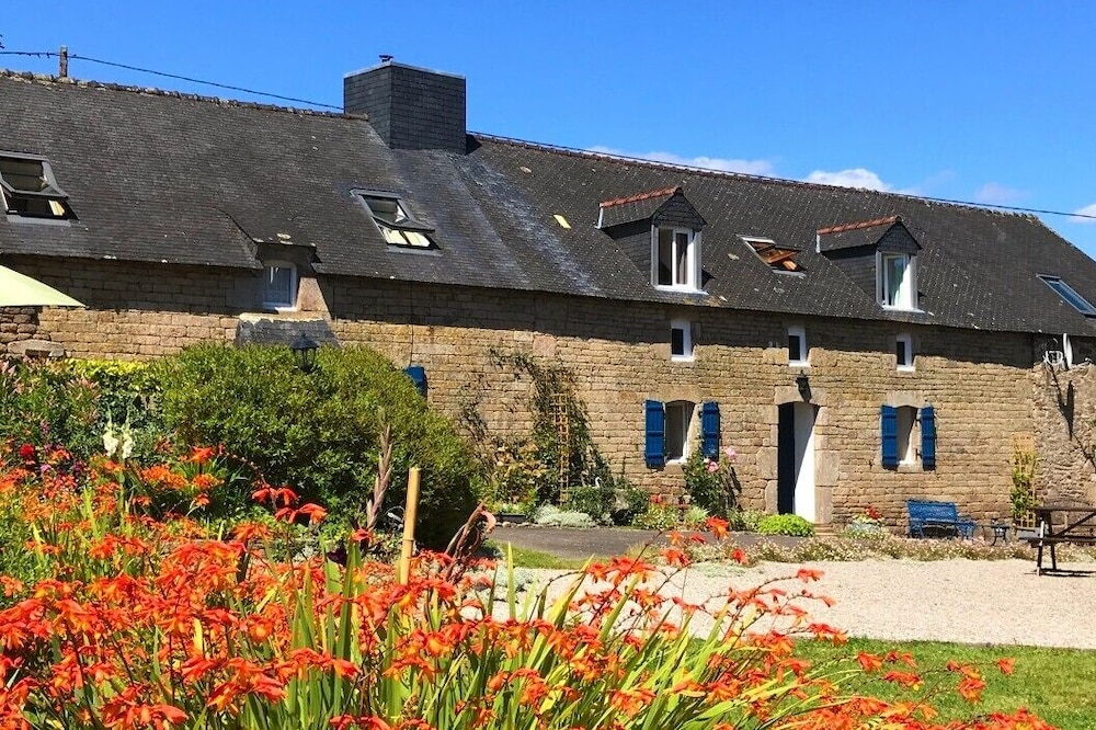 Adele cottage – lovely, spacious Breton cottage - shared pool, private garden
