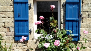 A stone building with blue shutters and a window. - Adele cottage – lovely, spacious Breton cottage - shared pool, private garden (Ploërdut)