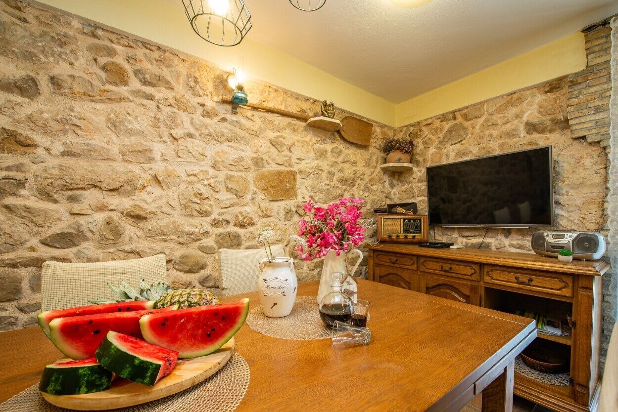 Romantic House, 2 Bedrooms, Hot Tub, Courtyard View | In-room dining