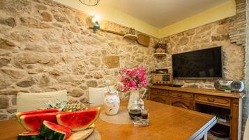 Romantic House, 2 Bedrooms, Hot Tub, Courtyard View | In-room dining