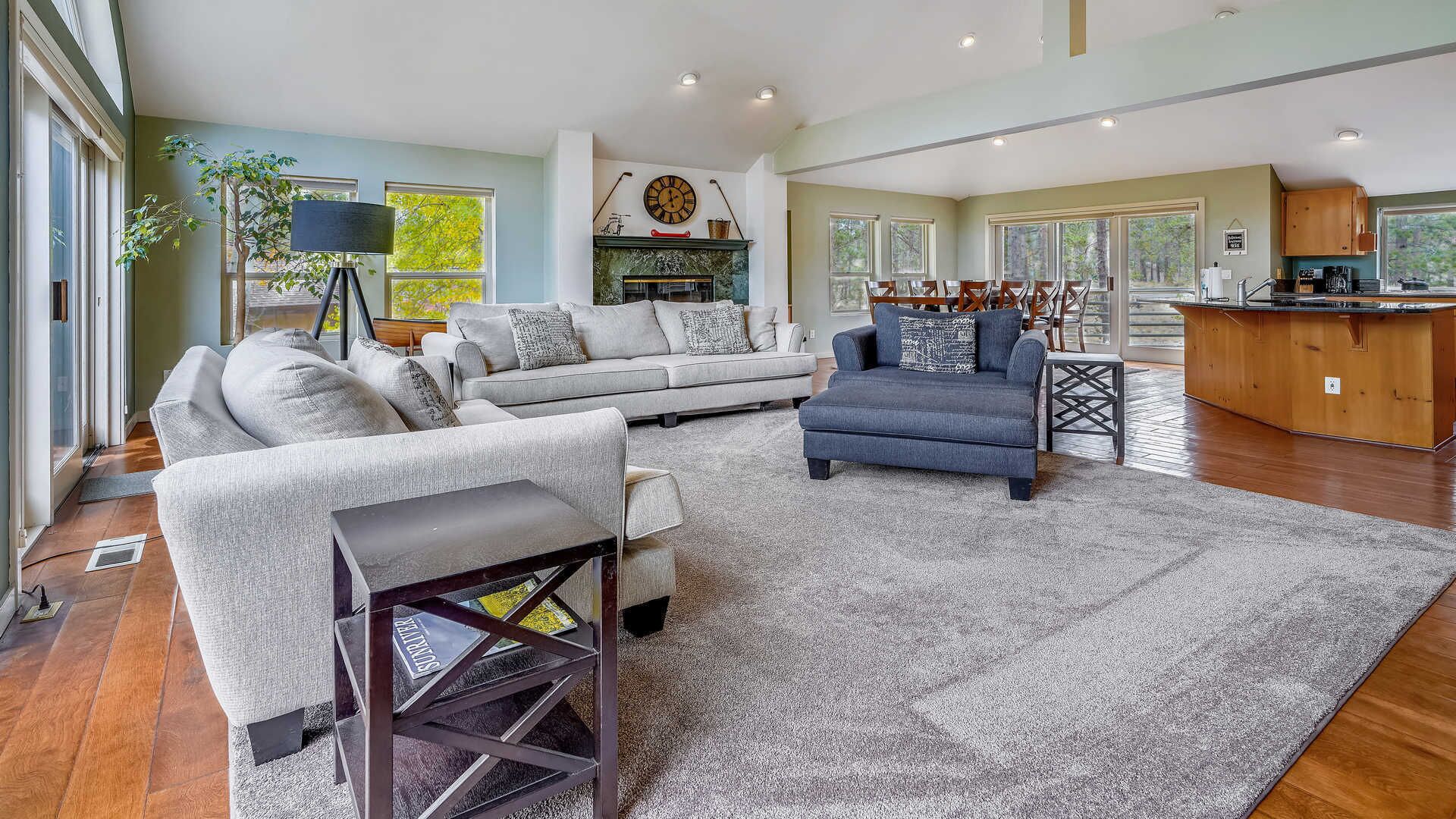 2 Hickory-Sunriver, Oregon: Hot Tub, BBQ, WiFi, SHARC Aquatics, Tubing Hill, Mt. Bachelor, Golf, Deschutes River, Tennis, Bike Paths