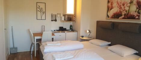 Habitación Deluxe con 2 camas individuales | Decoración personalizada, muebles diferentes y escritorio