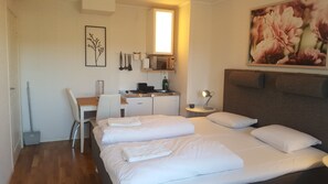 Chambre Deluxe avec lits jumeaux | Décor unique, ameublement unique, bureau