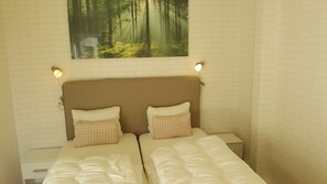 Individually decorated, individually furnished, desk, laptop workspace - Sjötorps Hostel (Sjotorp)