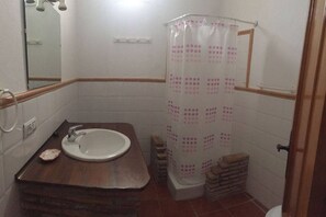 Een douche, een haardroger, handdoeken, zeep