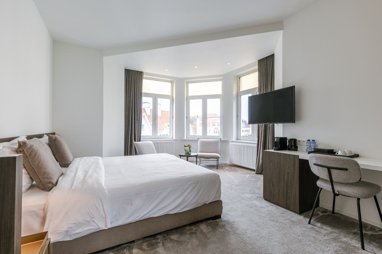 in-room safe, desk, laptop workspace, blackout curtains