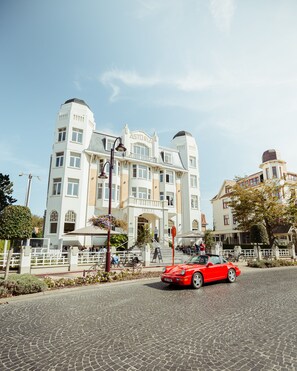 Pintu masuk properti