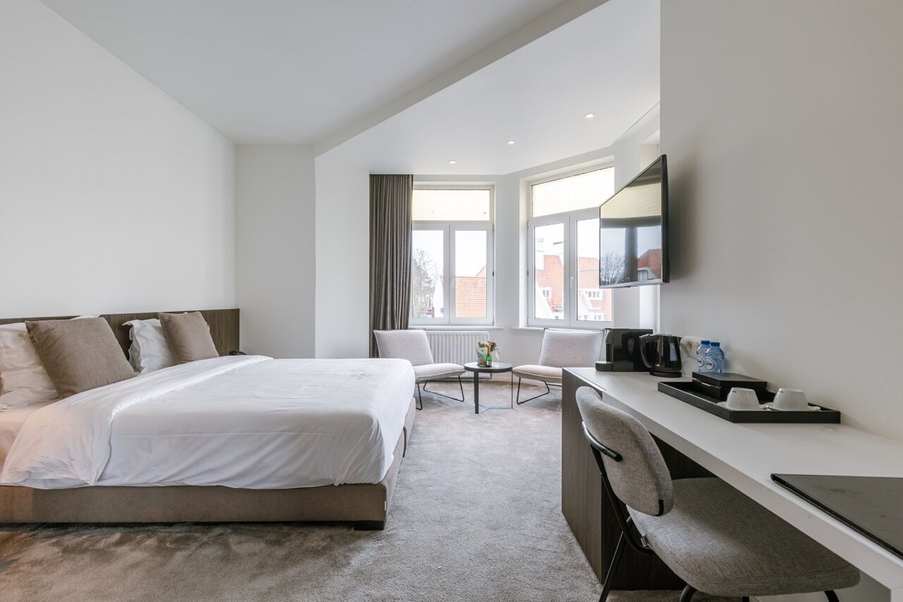 in-room safe, desk, laptop workspace, blackout curtains