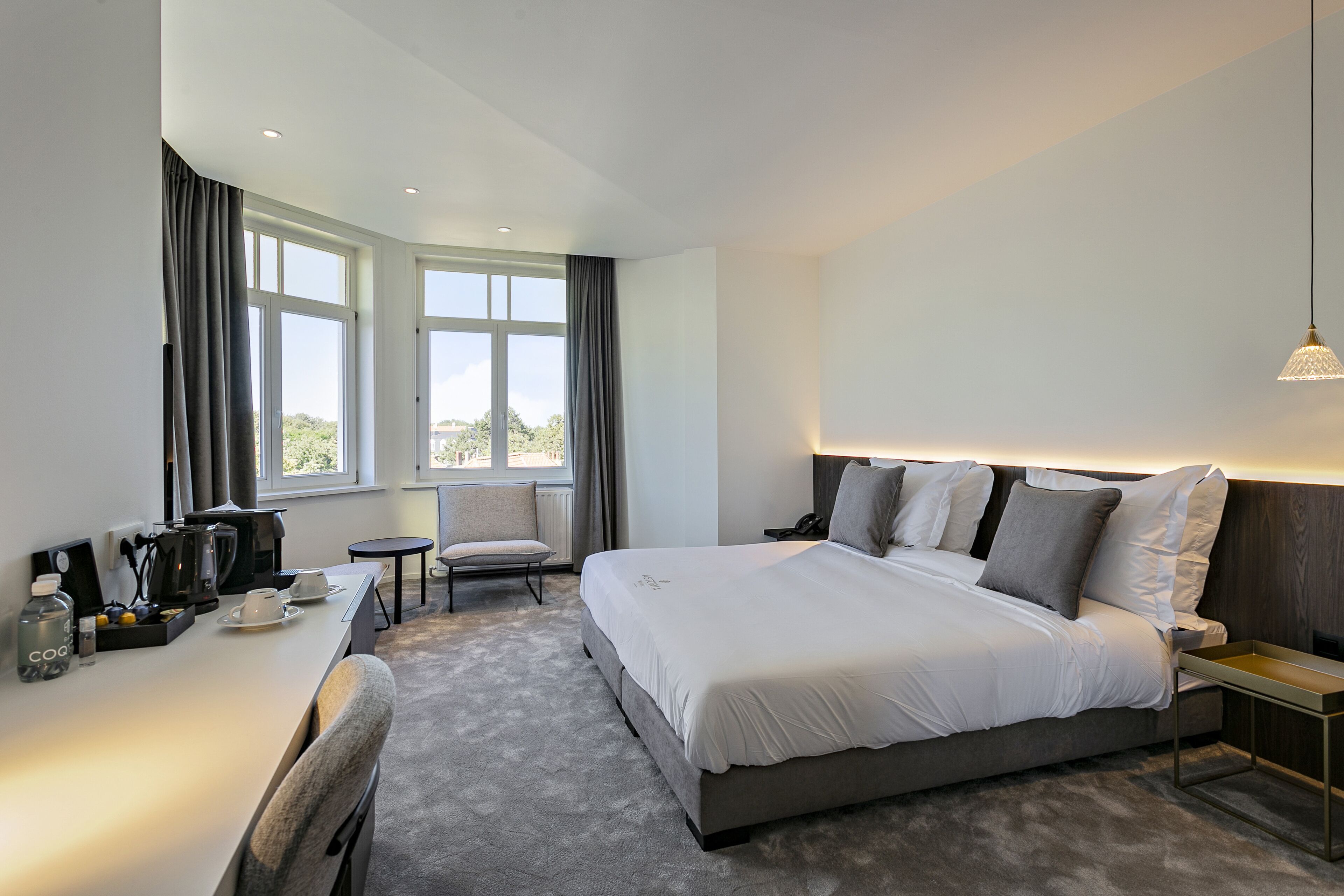 in-room safe, desk, laptop workspace, blackout curtains