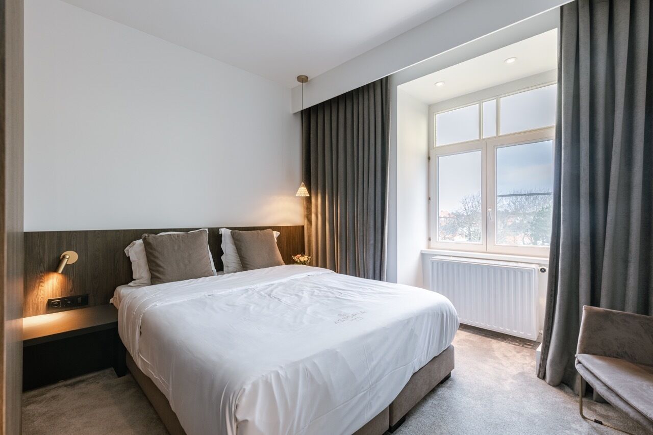 in-room safe, desk, laptop workspace, blackout curtains