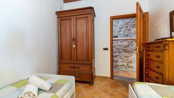 5 bedrooms, iron/ironing board, free WiFi, bed sheets