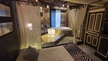 Double Room, Jetted Tub (round bathtub,2 adults) | Jetted bathtub