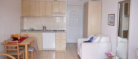 Studio, 1 Bedroom, Accessible, Terrace | Dining