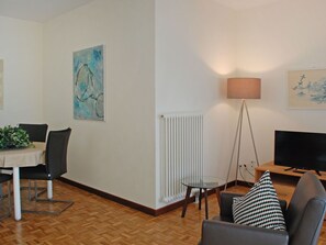 TV - Lovely apartment for 3 guests with WIFI, TV, balcony, pets allowed and panoramic view (Sorengo)