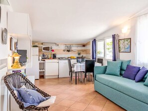 A compact living space with a kitchenette, a dining area, and a sofa. - Beautiful private villa for 4 people with WIFI, TV and terrace (Sanremo)