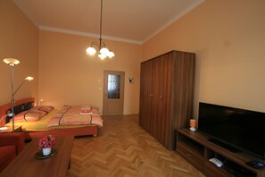 Apartment | 1 bedroom, in-room safe, iron/ironing board, cribs/infant beds