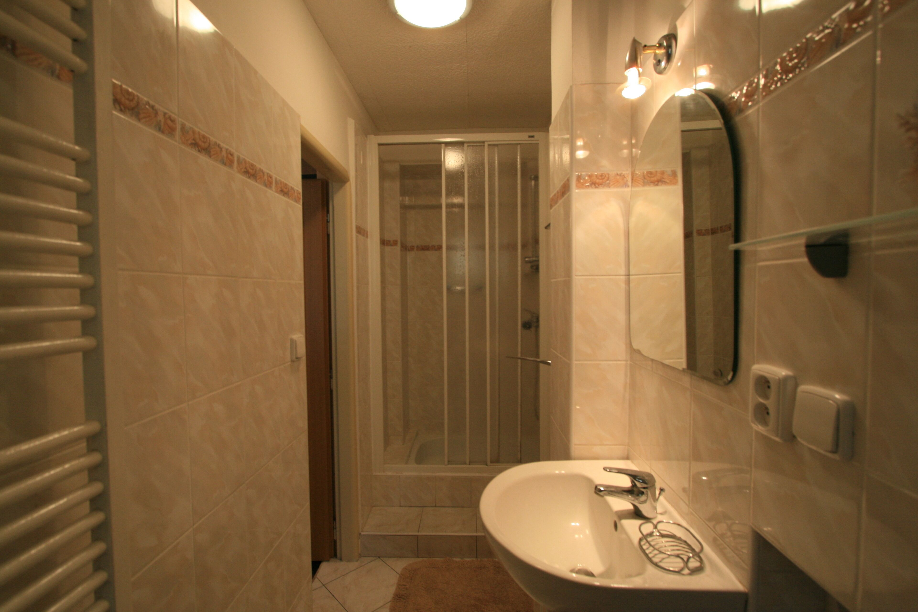 Apartment | Bilik Mandi | Pancuran mandi, pengering rambut, selipar, tuala disediakan 