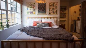 Iron/ironing board, free WiFi, bed sheets