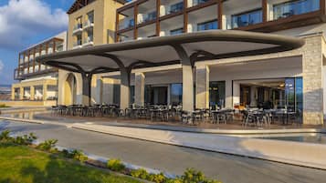 Façana frontal de l'allotjament (vespre/nit)