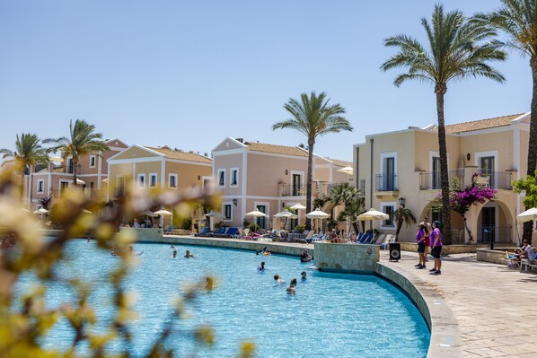 Sisäuima-allas, 3 ulkouima-allasta, aurinkovarjoja, aurinkotuoleja