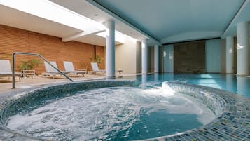 Piscina coberta, 3 piscines a l'aire lliure, para-sols i gandules