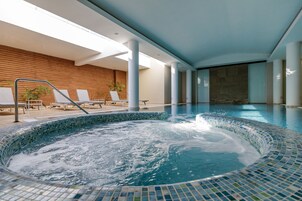 Una piscina techada, 3 piscinas al aire libre, sombrillas