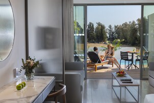 高级套房, 使用泳池, 泳池景观 (Ionian Hotel) | 露台