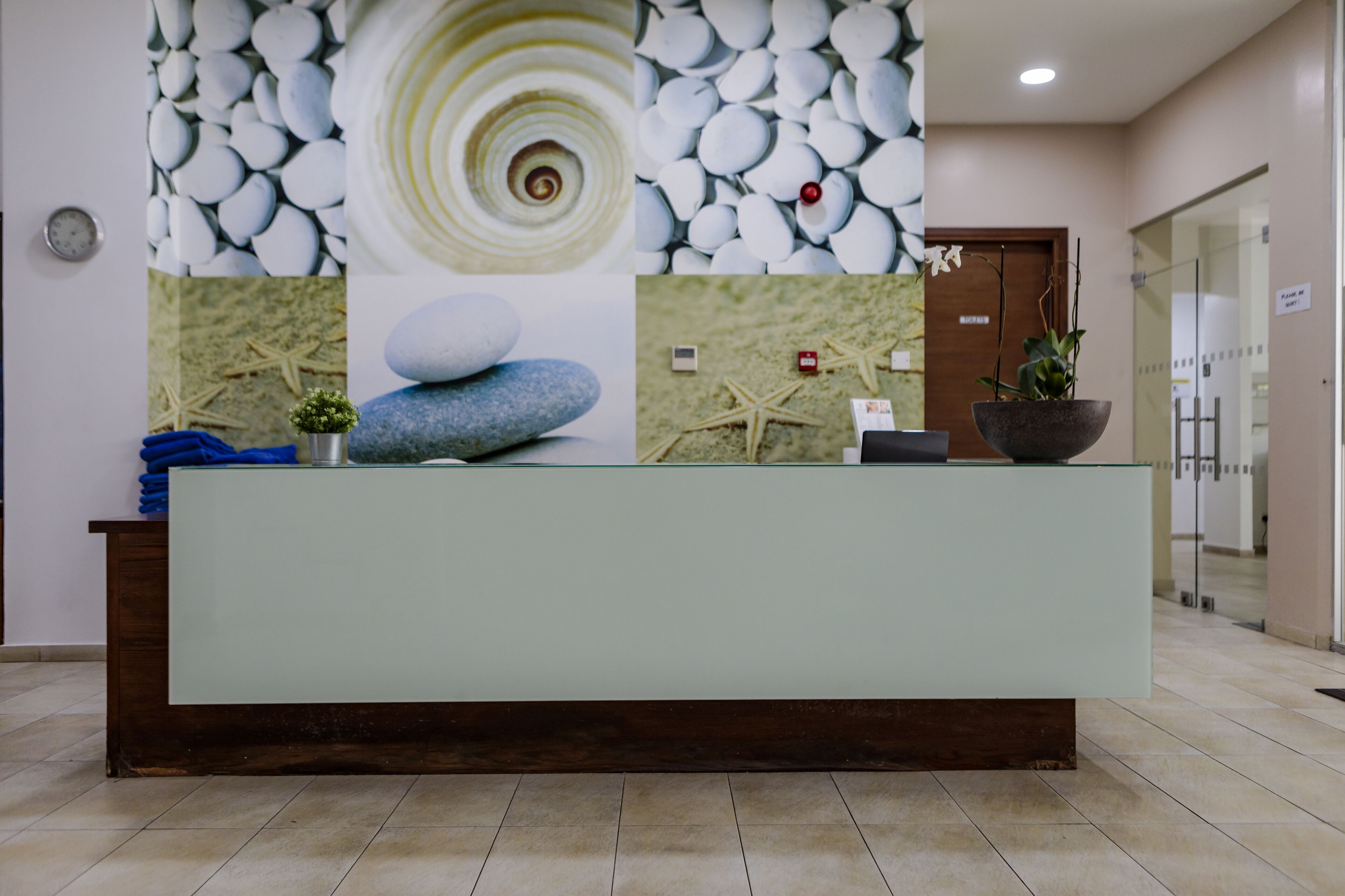 Couples treatment room(s), sauna, hot tub, body treatments, facials