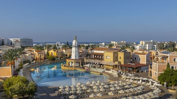 Piscina coberta, 3 piscines a l'aire lliure, para-sols i gandules