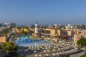 Una piscina techada, 3 piscinas al aire libre, sombrillas