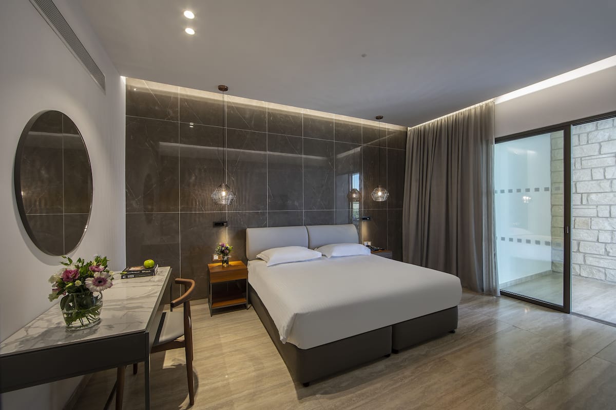 Superior-Suite, 1 Schlafzimmer (Ionian Hotel) | 1 Schlafzimmer, kostenlose Babybetten, kostenloses WLAN, Bettwäsche