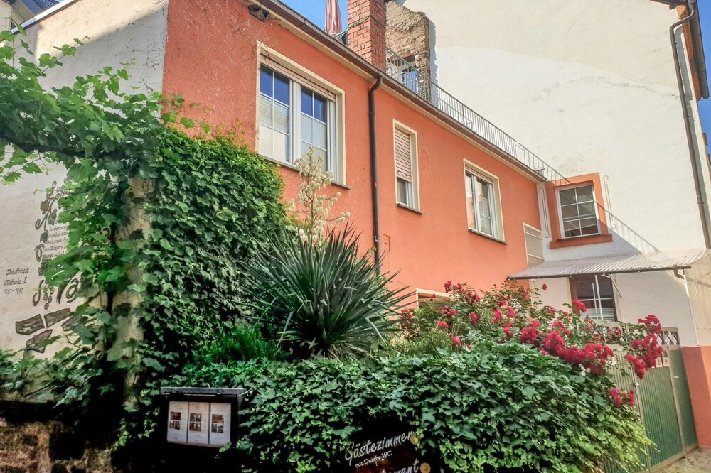 Cosy apartment for 2 guests with WIFI, TV, balcony and parking