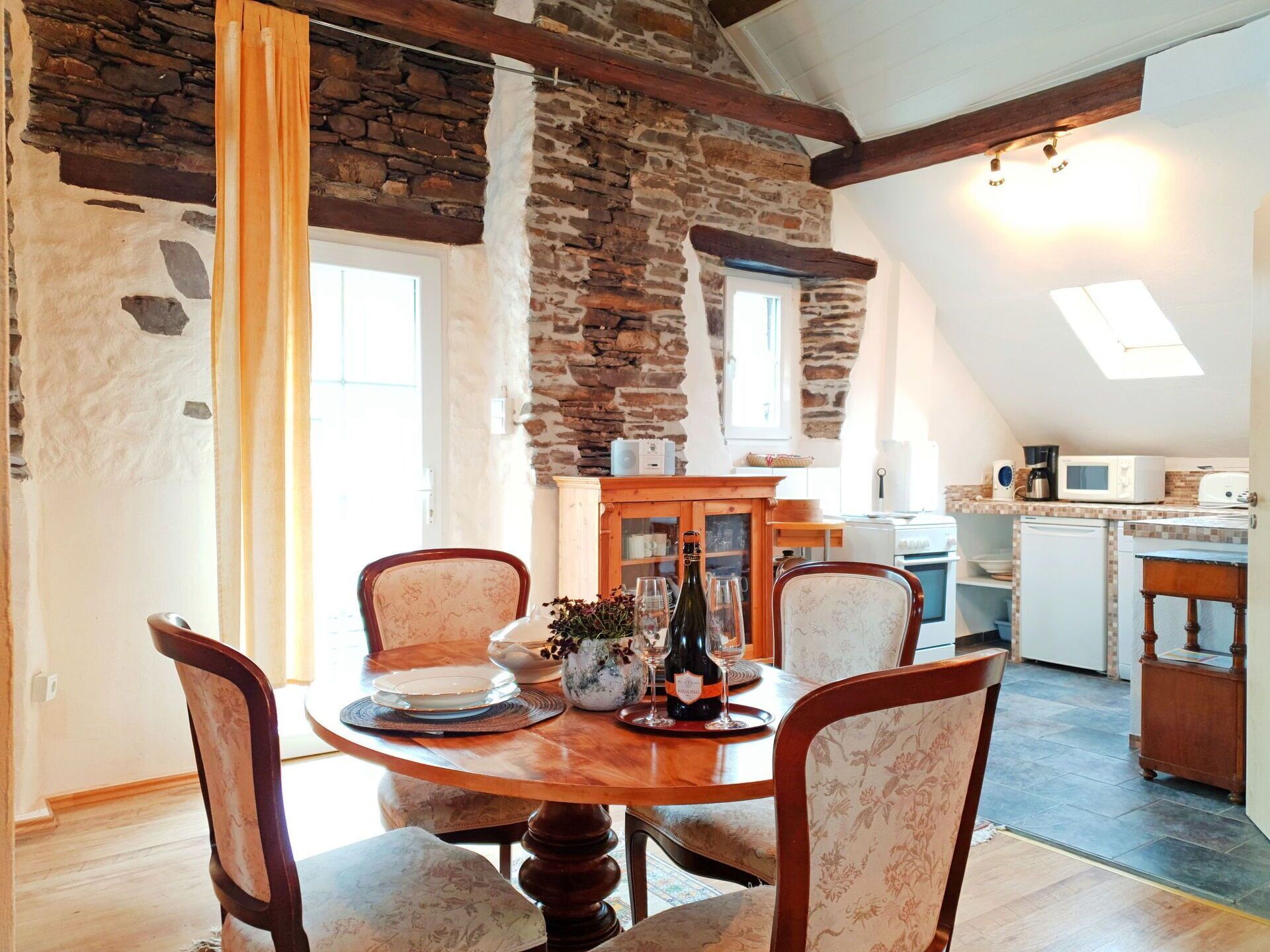 Cosy apartment for 2 guests with WIFI, TV, balcony and parking