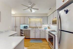 Refrigerador, microondas, horno y parrilla de estufa