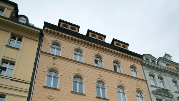 A multi-story building with a sign reading "Pivarium" on the ground floor. - Apartment No. 20 Jaltská 3 (Karlovy Vary)