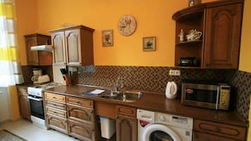 Apartemen | Dapur pribadi | Lemari es besar, microwave, oven, dan kompor