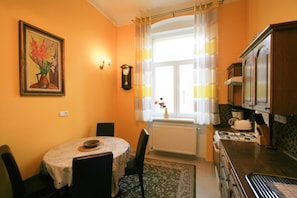 Appartement | Cuisine privée | Réfrigérateur grande capacité avec congélateur, four à micro-ondes
