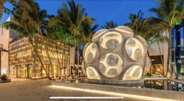 Exterior - Miami Luxe⭐️ close to Beach/Wynwood/Airport/Design District & Free gated Parking. (Miami)