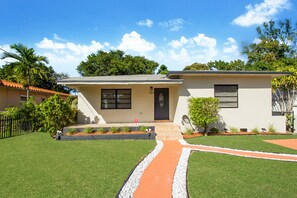 Exterior - Miami Luxe⭐️ close to Beach/Wynwood/Airport/Design District & Free gated Parking. (Miami)