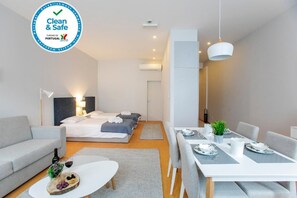 1 slaapkamer, een strijkplank/strijkijzer, wifi, beddengoed