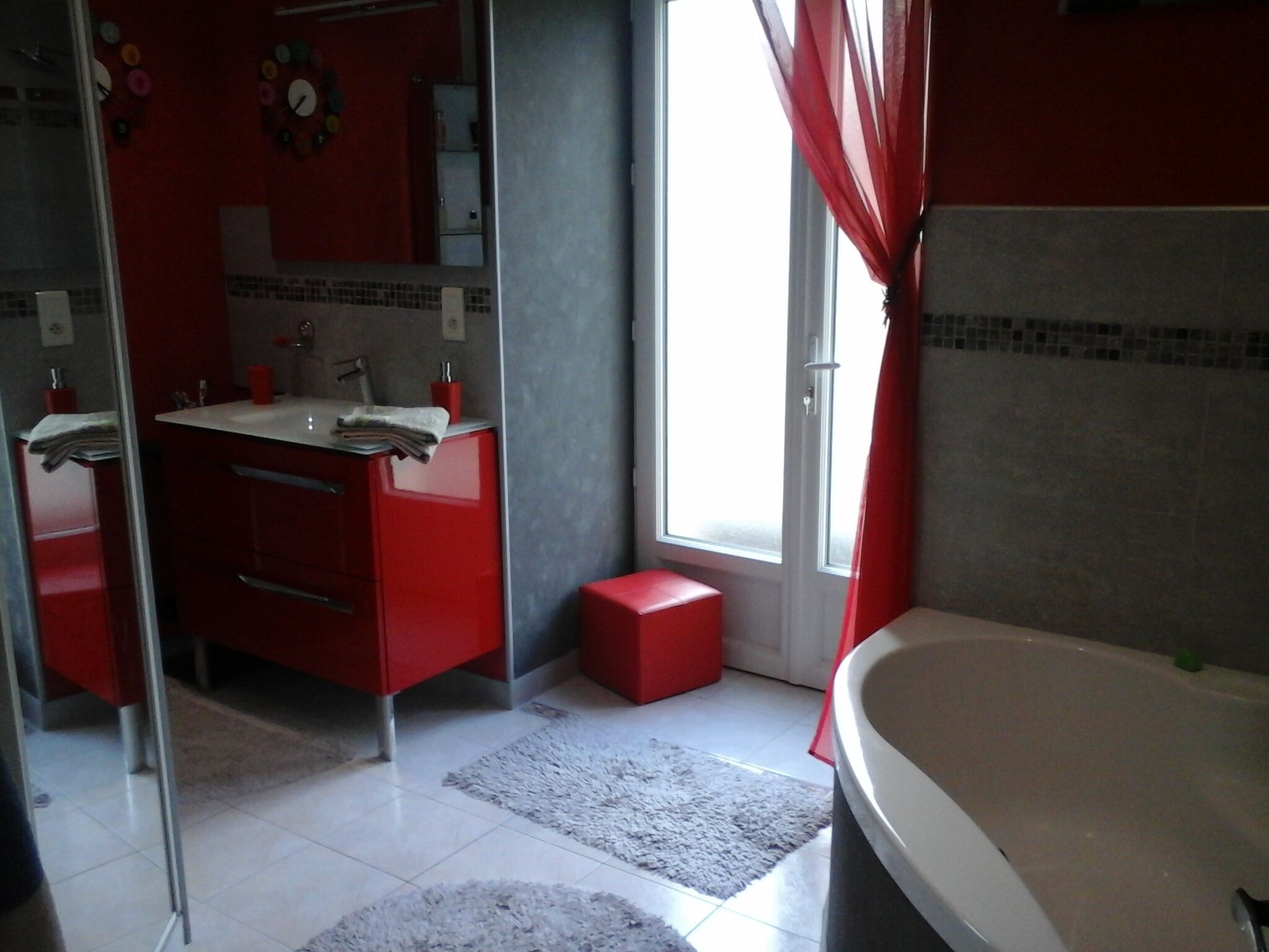 Een douche, een haardroger, handdoeken, zeep