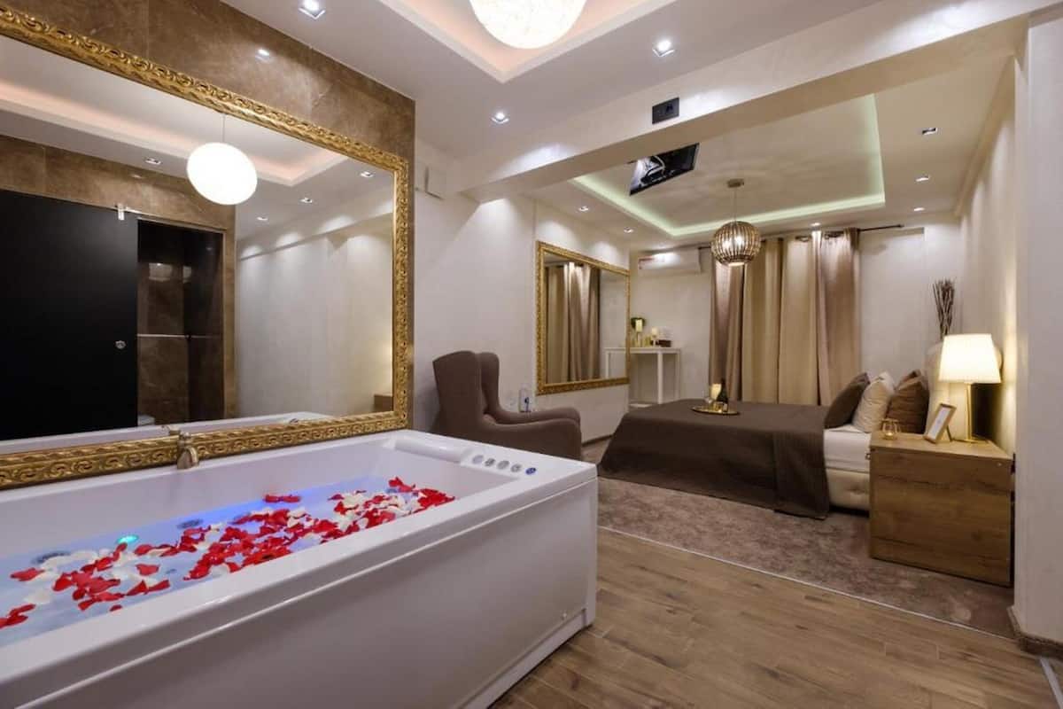 1 bedroom, Egyptian cotton sheets, premium bedding, desk