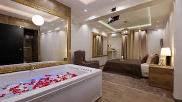 1 bedroom, Egyptian cotton sheets, premium bedding, desk