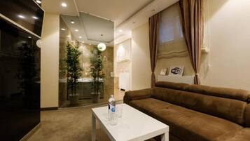 Elite Suite | Living area | 32-inch LCD TV with cable channels, TV