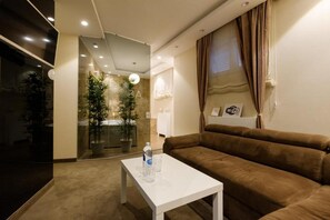 Suíte elite | Área de estar | TV LCD 32 polegadas com canais a cabo, TV