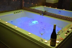 Jetted tub - Central Business Suites with Hot Jacuzzi (Belgrade)